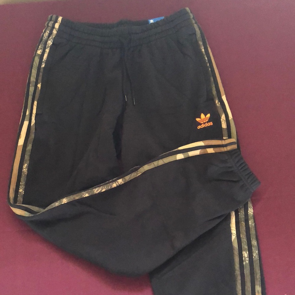 Men’s size M Camo trimmed sweatpants